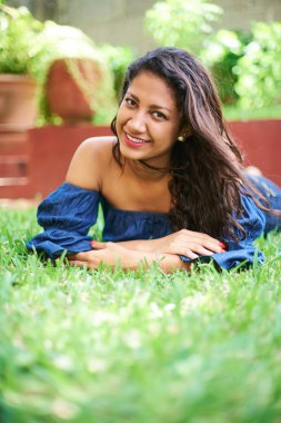 Kız çimlerin üzerinde yatıyor.