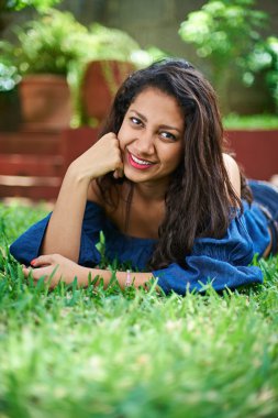 pretty genç kız üzerinde çim döşeme