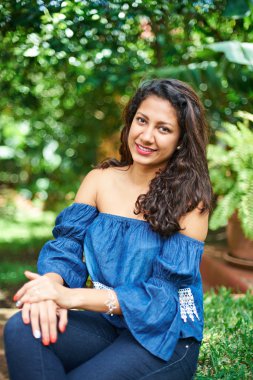 Genç Kız parkta oturmak