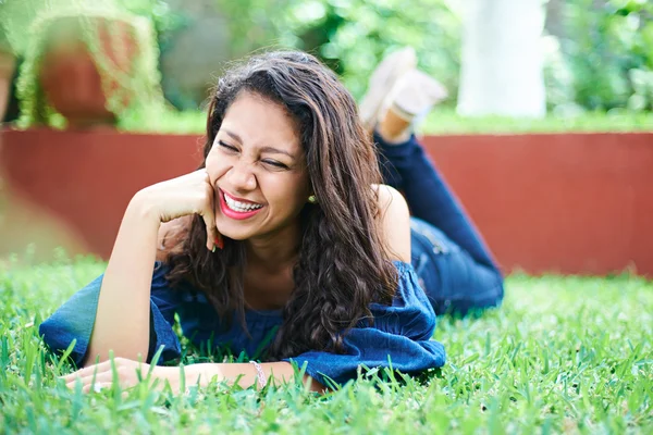 Riendo chica en la hierba —  Fotos de Stock