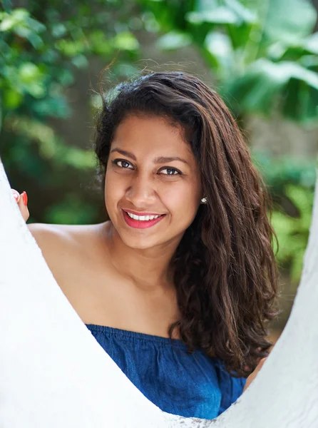 Menina sorrindo no parque — Fotografia de Stock