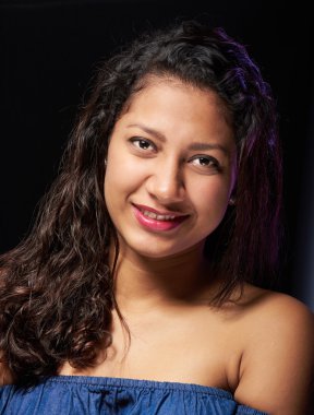 tombul kız gülümseyerek