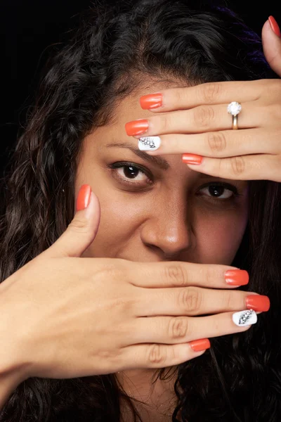 Menina mostrar suas unhas pintadas — Fotografia de Stock