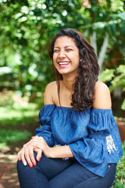 Genç Kız parkta gülüyor