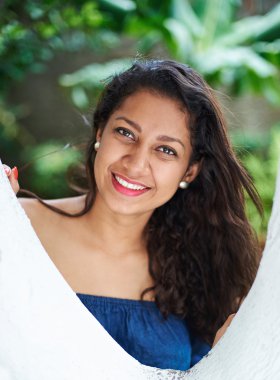 mutlu gülümseyen genç kız