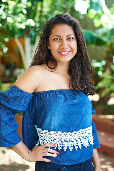 Sorridente adolescente menina — Fotografia de Stock