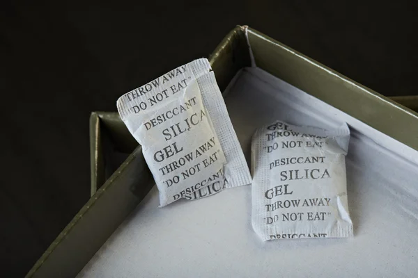 Silica gel op geopende doos — Stockfoto