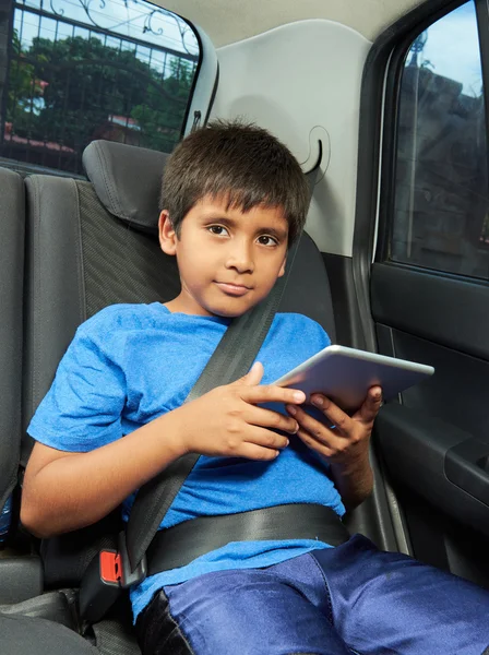 Chlapec hrát s tabletem — Stock fotografie