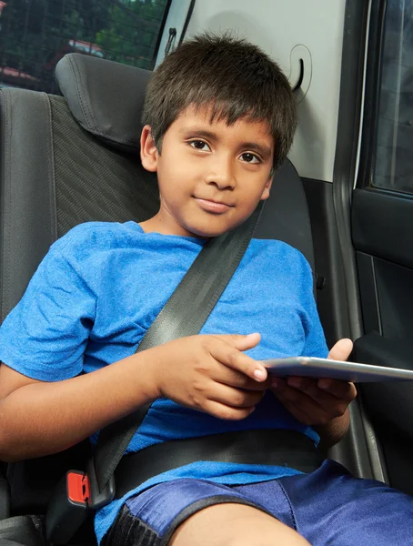 Chlapec s tablet za auto — Stock fotografie