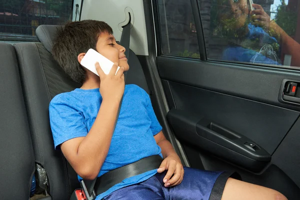 Chlapce mluvit o telefonu v autě — Stock fotografie