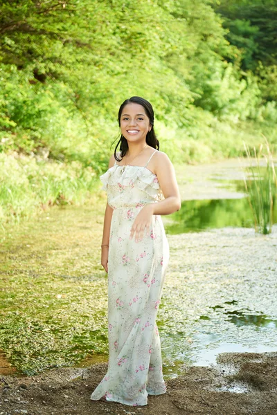 Girl stand next to lake — Stock Photo, Image