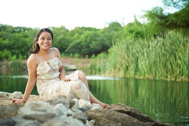 Kız gülümseyerek sakin gölde