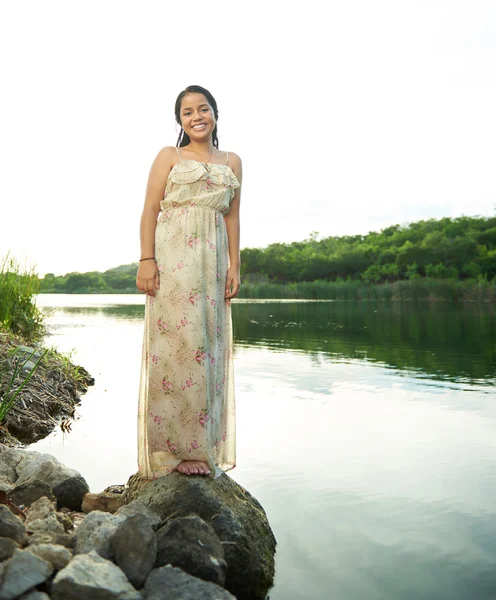 Young woman stand on rocks — Stock Photo, Image