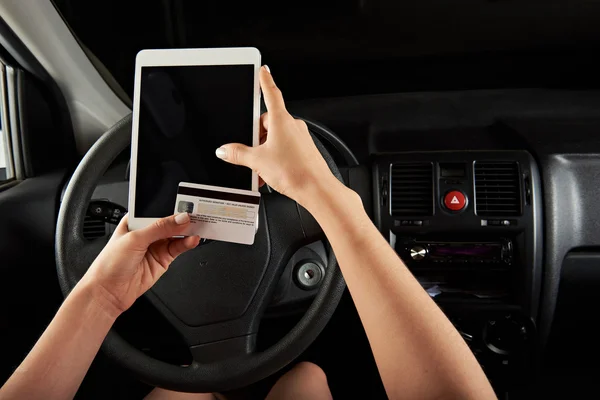 Driver buying online using credit card — Stock Photo, Image