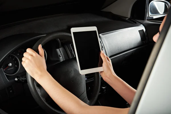 Girl using tablet while driving — Stock Photo, Image