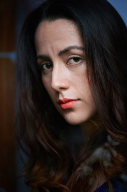 Pencereden bak kadın üzgün