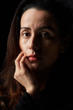 dramatik kadın portresi