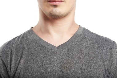 gri t-shirt yakın çekim