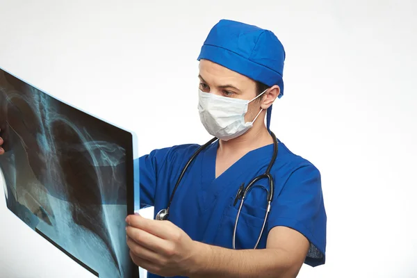 Médico revisando la foto de rayos X — Foto de Stock