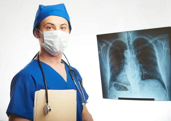 Radiologista médico em máscara — Fotografia de Stock