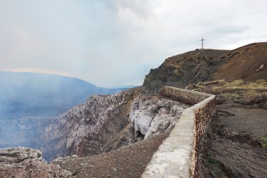 çitin üzerinden taşlar