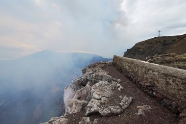 aktif yanardağ taş kayalarda