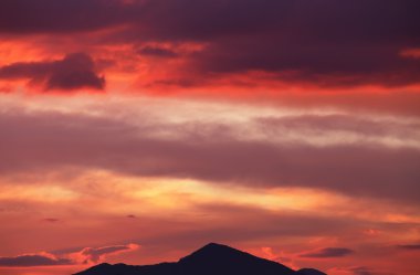 Dağ tepe üzerinde bulutlu akşam gökyüzü
