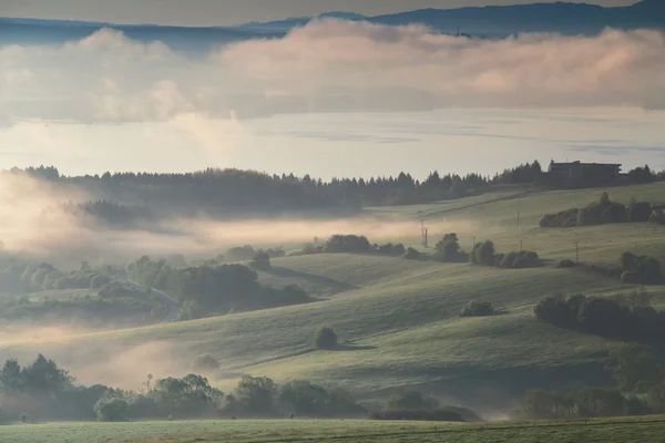 Mgła kluby na zielone wzgórza — Zdjęcie stockowe