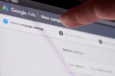 New York, ABD - 27 Ekim 2020: Google servisi dokunmatik ekranda yeni reklam kampanyası yaratmak
