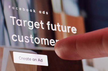 New York, ABD - 27 Ekim 2020: Facebook servisinde reklamlar oluşturuluyor ekranı kapatma görüntüsüne dokunuyor