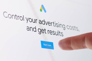 New York, ABD - 27 Ekim 2020: Google hizmet dokunmatik ekran yakın görünüm reklamları başlatın