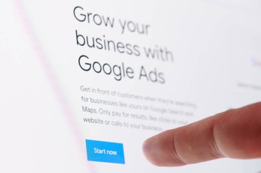 New York, ABD - 27 Ekim 2020: Google iş dünyasında reklama başlayın yakın ekran görüntüsüne dokunun