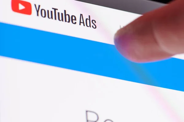 New York, ABD - 27 Ekim 2020: Youtube servisinde reklam oluşturma dokunmatik ekran yakın görüntüsü