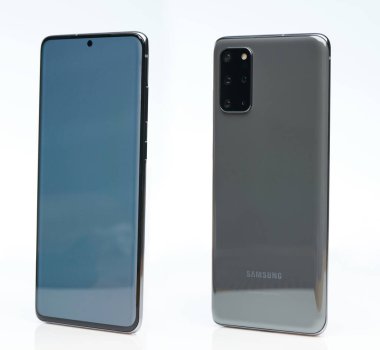 New York, ABD - 17 Eylül 2020: Samsung s20 + beyaz arka plan izometrik görünümlü akıllı telefon standı