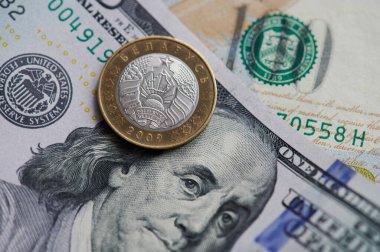 Amerikan dolarının üzerindeki küçük beyaz metal madeni para. Yakın görüş.