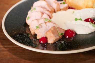 Beyaz soslu ve ketçaplı dilimlenmiş et. Yakından bak.