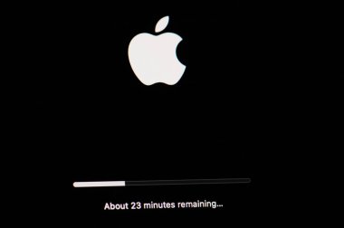 New York, ABD - 13 Kasım 2020: Ekranda macos sistemi kurulumu için kalan süre