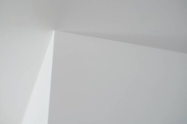 Gölge ve çizgi arkaplanlı beyaz geometrik şekil