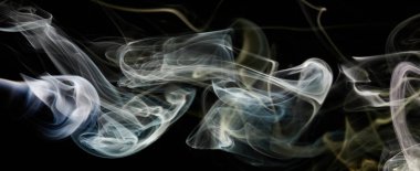 Siyah izole arkaplanda şeffaf duman çizgisi eğrisi. Renkli duvar kağıdı arkaplanı