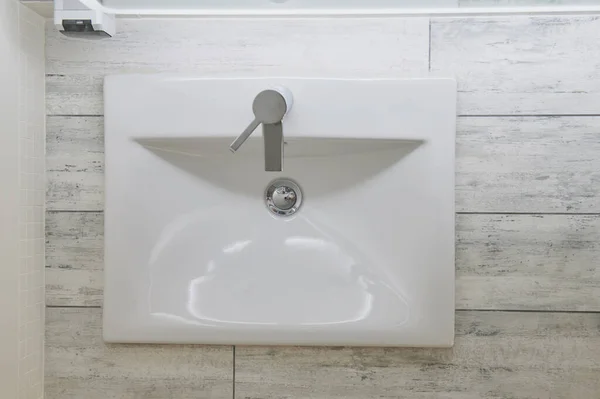 Yeni Temiz Banyo Musluğu Beyaz Parlak Bir Musluk — Stok fotoğraf