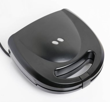 Kapalı siyah waffle makinesi izole edilmiş izometrik görünüm