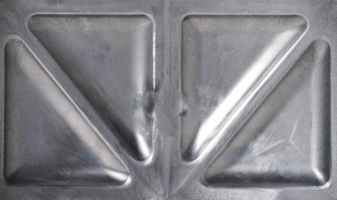 Üçgen şeklinde fırçalanmış metal. Parlak demir arkaplan