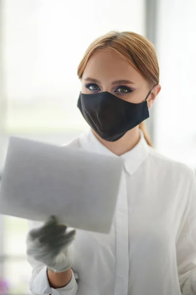 Young Woman Face Mask Hold White Empty Board Next Glass — Stock Photo, Image