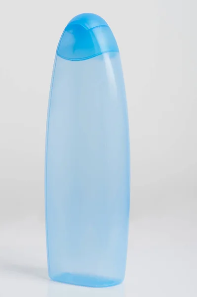 Leere Blaue Plastikflasche Für Kosmetische Cremes Oder Flüssigkeiten Isoliert Auf — Stockfoto