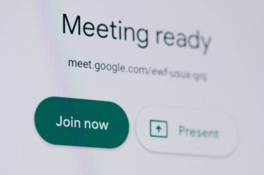 New York, ABD - 24 Kasım 2020: Laptop ekranındaki Google toplantı servisine katılmak