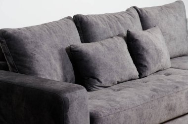 Gri kanepede yumuşak yastıklar. Yakın çekim izole edilmiş.