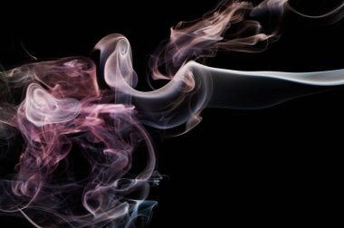 Siyah arka planda soyut pembe duman girdapları. Duman etkisi