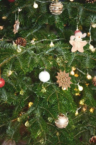 緑の松の木の背景にカラフルな装飾 メリークリスマステーマ — ストック写真