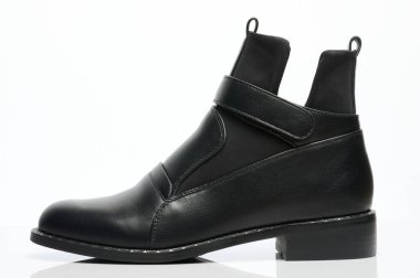 Beyaz stüdyo arka planında izole edilmiş siyah kadın çizmesi yan görünümü