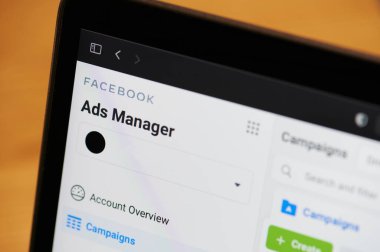 New York, ABD - 4 Ocak 2021: Facebook reklamları yöneticisi aracı makro dizüstü bilgisayar ekranında kapat